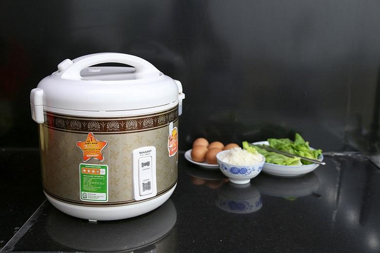 Dung tích 1.8L phù hợp với gia đình có 4 – 6 người ăn