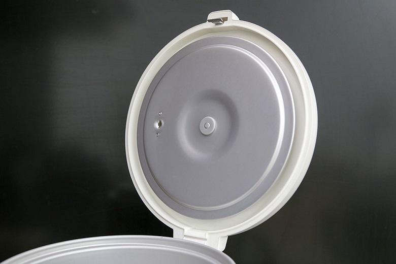 Nắp nồi khép kín với ron cao su xung quanh