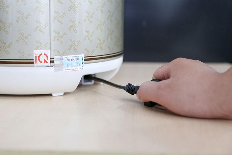 Dây điện có thể thu gọn vào phía trong thân nồi