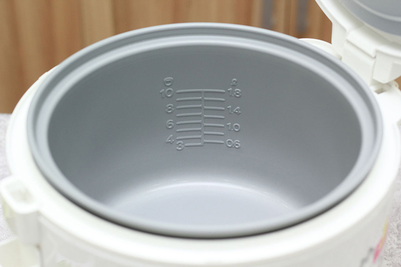 Nồi cơm nắp gài Sharp KS-N182ETV - Lòng nồi bằng hợp kim nhôm tráng men chống dính