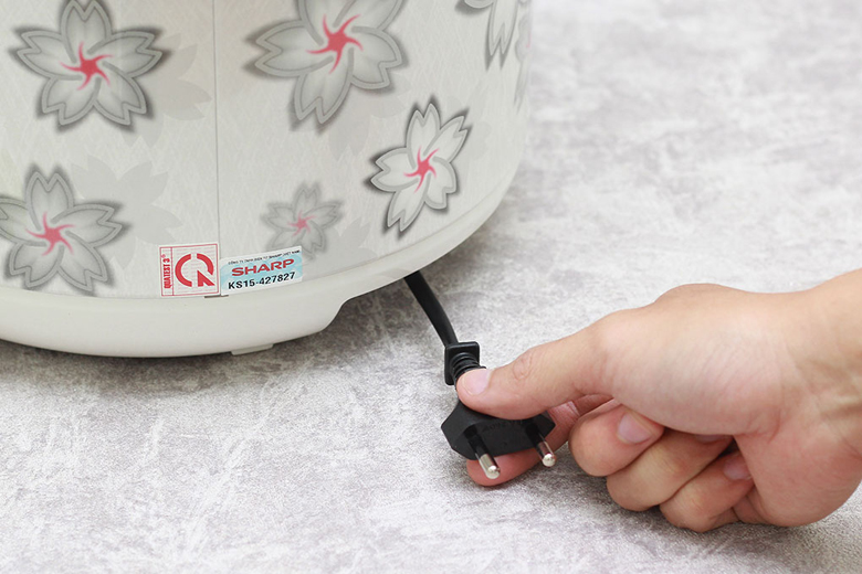 Nồi cơm nắp gài Sharp KS-N182ETV - Dây điện rút gọn vào đáy nồi tiện dụng