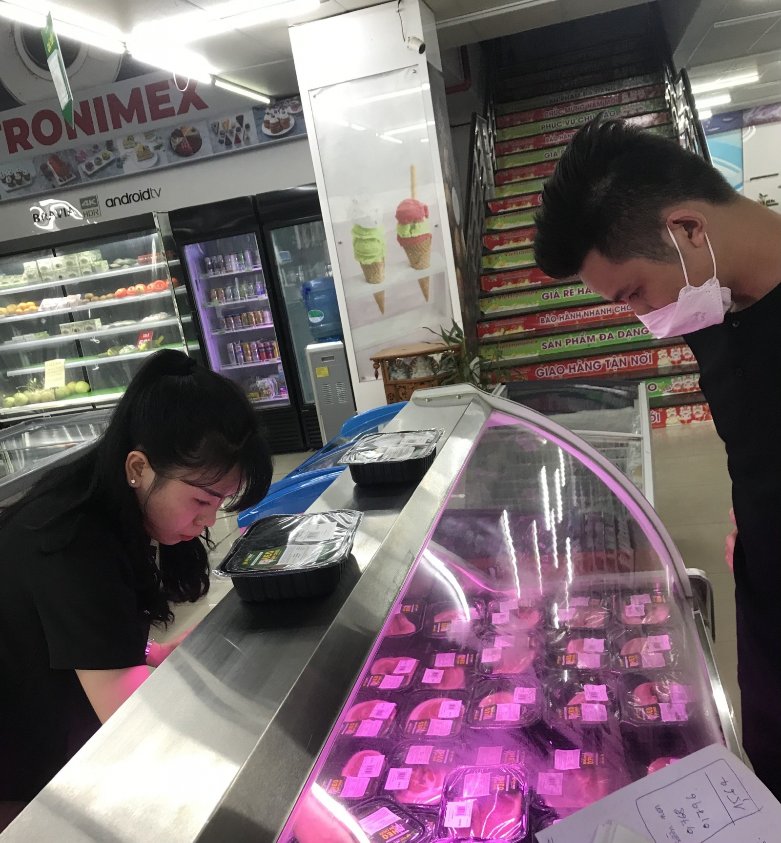 Khách hàng tham quan, mua sắm "heo ăn chuối" tại Viettromart.