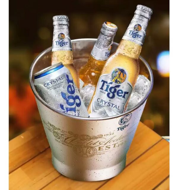 Tiger Crystal chai uống bia sẽ khiến bạn say mê trước hương vị tinh tế và thơm ngon của bia. Với thiết kế chai đẹp mắt và thời trang, bạn có thể thưởng thức một ly bia ngon và thư giãn với những người bạn thân yêu.